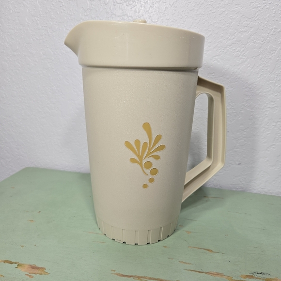 Vintage Tupperware 2 Quart Almond Harvest Gold Push Button Lid Pitcher 800-810 - Picture 2 of 7